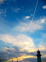 灯台と飛行機雲