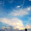 灯台と飛行機雲