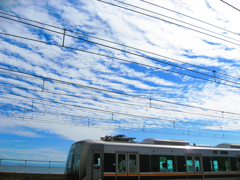 東へ西へ空と共に