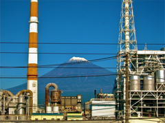 富士山と工場