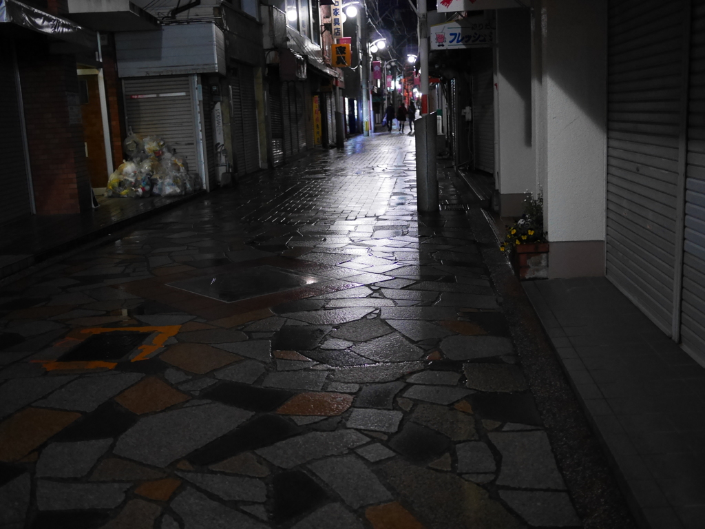 小雨の後の路地