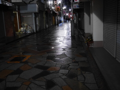 小雨の後の路地