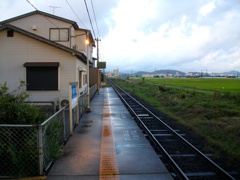 雨の無人駅