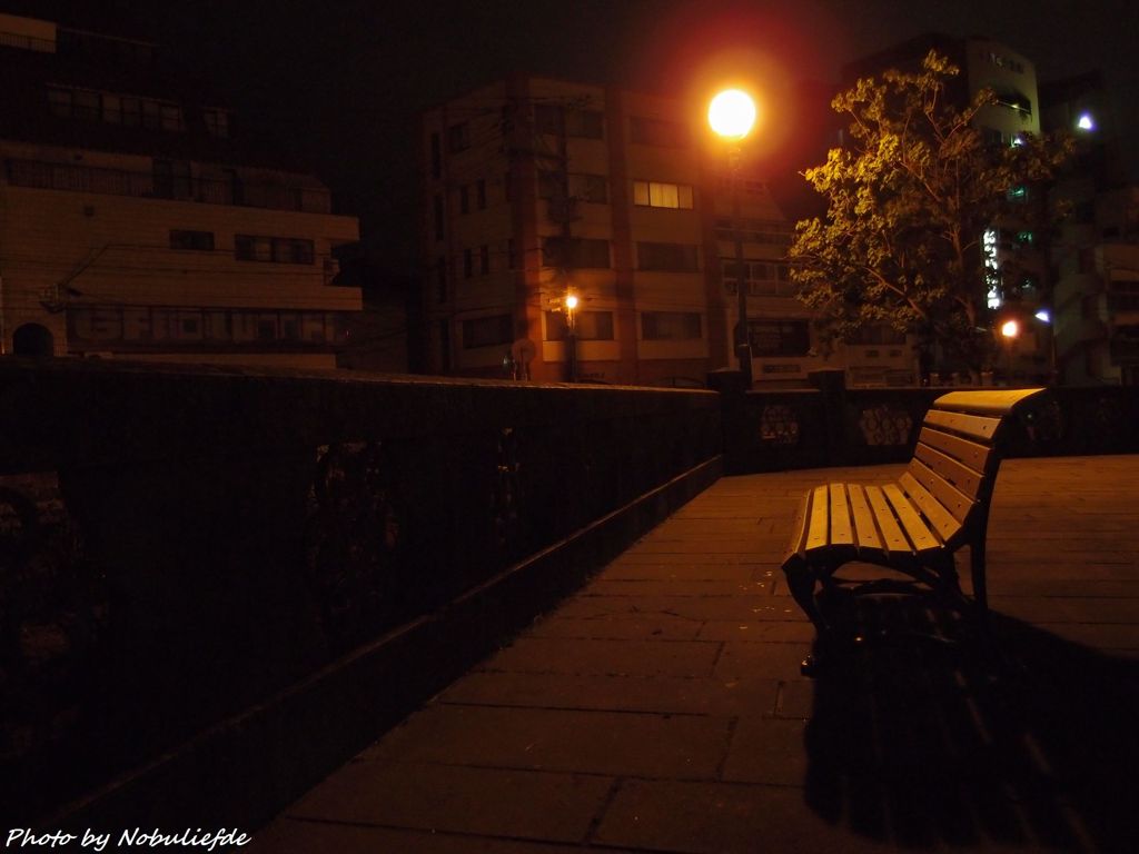 夜のベンチ