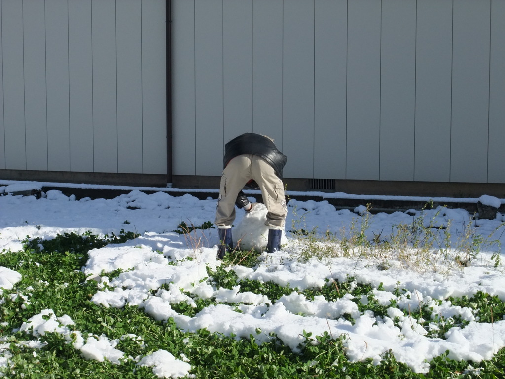 少ない雪をかき集めて・・・