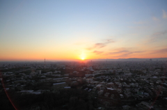 都会と夕日