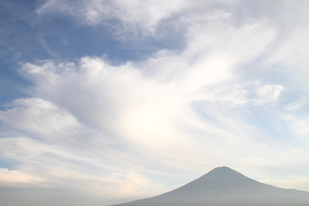 秋空に駆ける筆跡