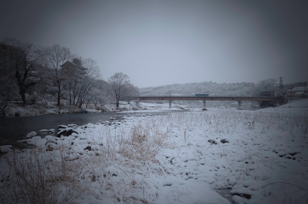 雪の牛越橋