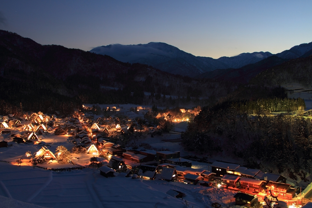 光灯る白川の郷