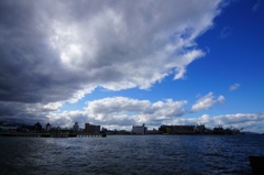 博多埠頭と大きな雲