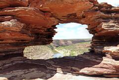 岩の向こうには