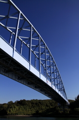 青空の青い橋