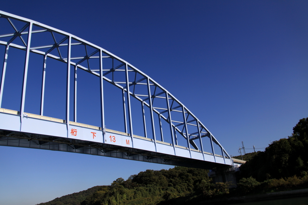 青空の中の青い橋