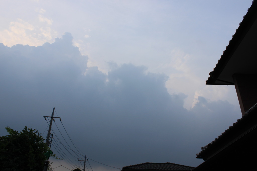 せまる空