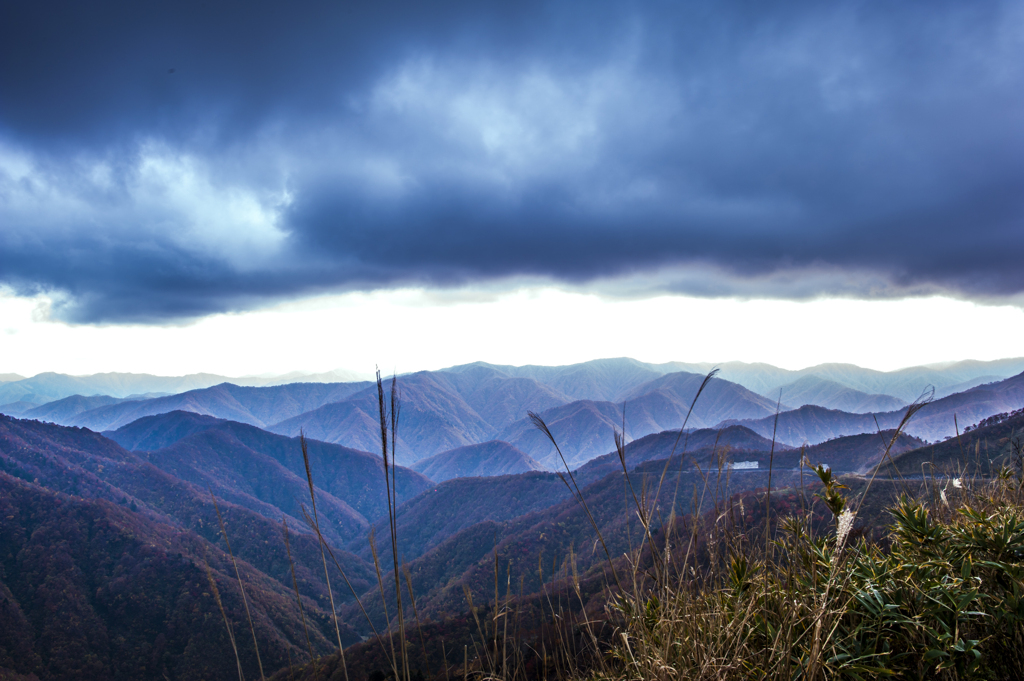 秋の名残に山霞む