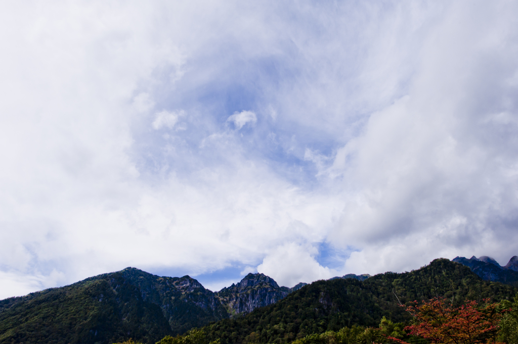 秋の風に雲躍る