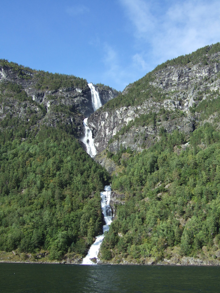 峡谷の滝　２