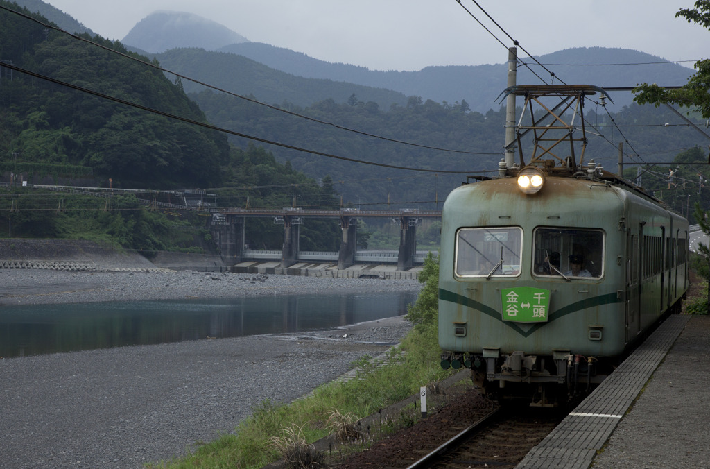 塩郷駅に電車