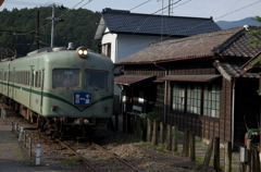 駅舎と電車
