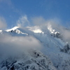 吹雪く雪山