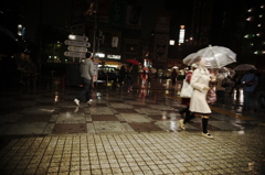 雨の池袋東口