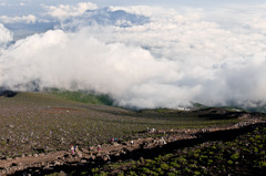 雲海の上の登山道