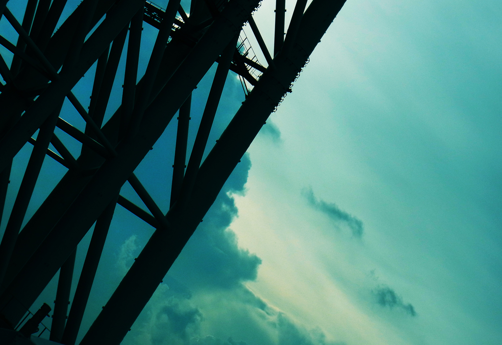 鉄 骨 と 空