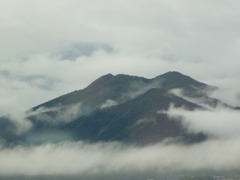 朝の山