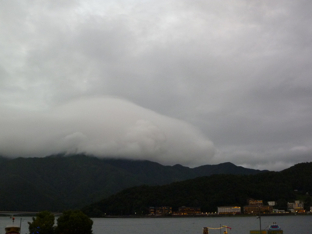 山をのみこむ雲