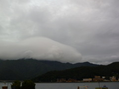 山をのみこむ雲