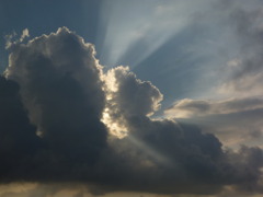 雲の隙間から朝日２