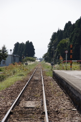 列車を待つ。