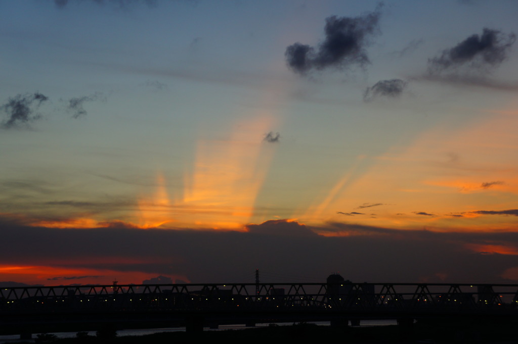 雲の隙間から