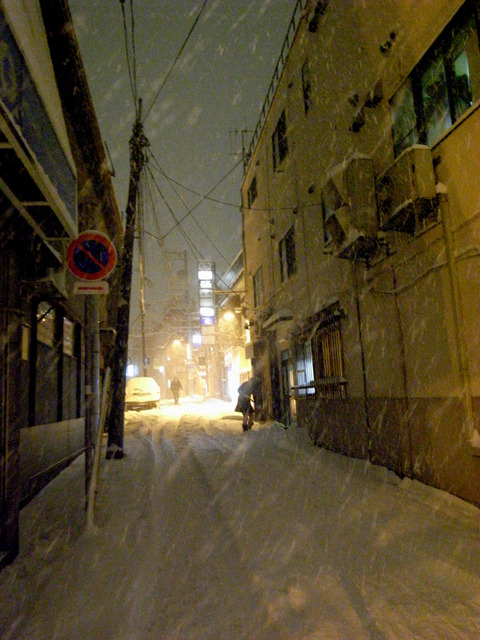 吹雪の繁華街