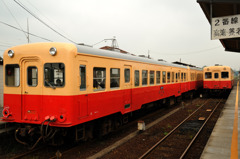 上総牛久駅での列車交換