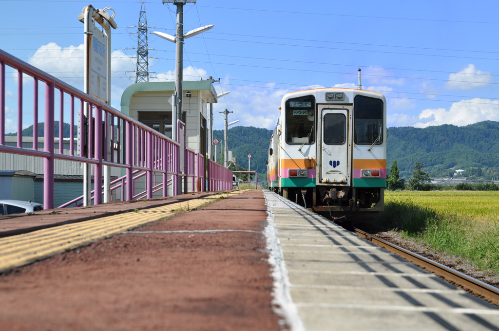 南陽市役所駅を出発する山形鉄道フラワー長井線荒砥行き