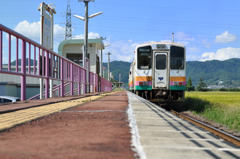 南陽市役所駅を出発する山形鉄道フラワー長井線荒砥行き