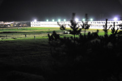 夜のゴルフ練習場