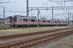 酒田駅を出発する羽越本線秋田行き普通列車