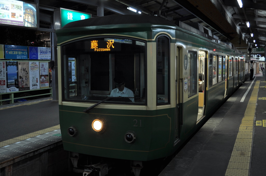 夜の鎌倉駅で出発を待つ江ノ電藤沢行き