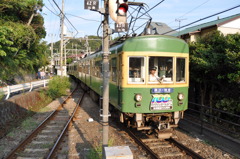 稲村ヶ崎駅に入線してくる江ノ電藤沢行き