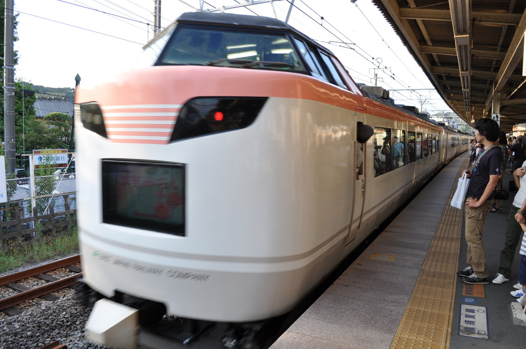 鎌倉駅を出発するはまみらい号２