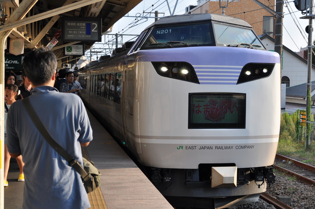 鎌倉駅を出発する「はまみらい号」１