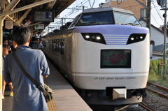 鎌倉駅を出発する「はまみらい号」１