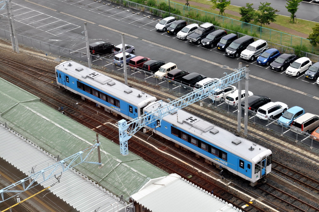 山形駅を出発する左沢線寒河江行き普通列車