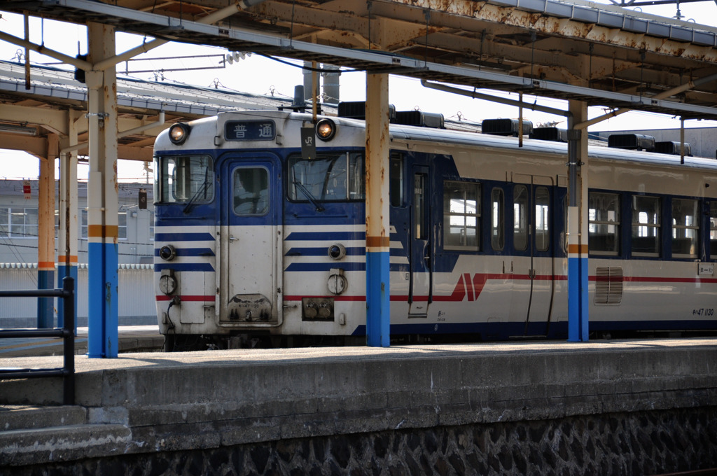酒田駅を出発する羽越本線鼠ヶ関行き普通列車