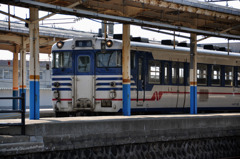 酒田駅を出発する羽越本線鼠ヶ関行き普通列車