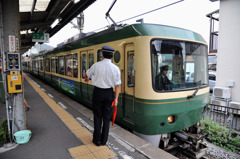 稲村ヶ崎駅を出発する江ノ電藤沢行き