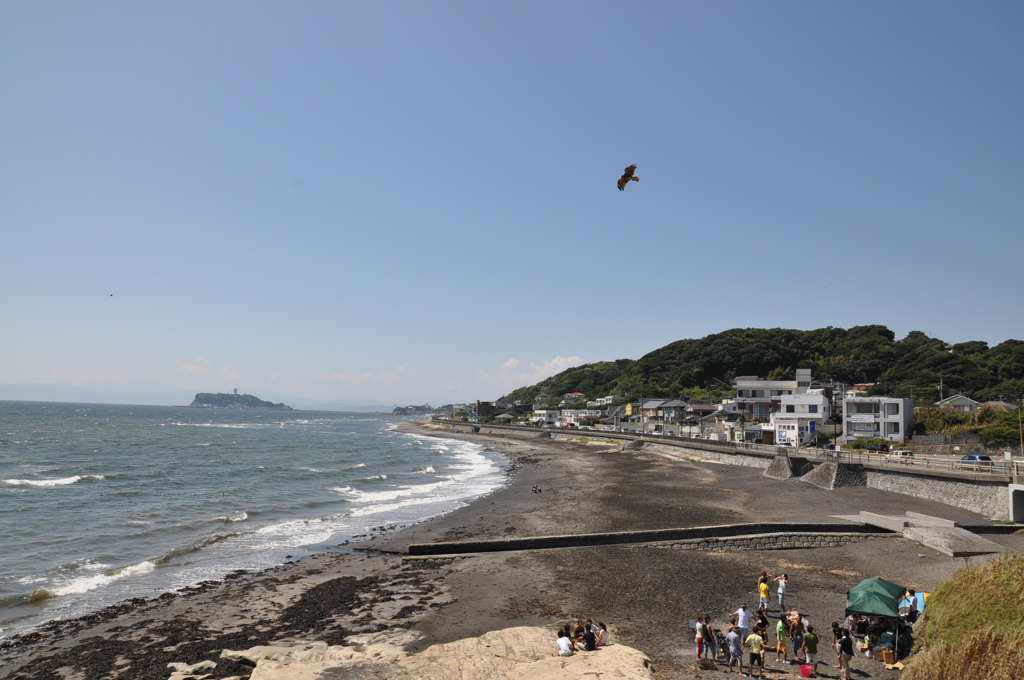 稲村ガ崎海岸から江ノ島を望む