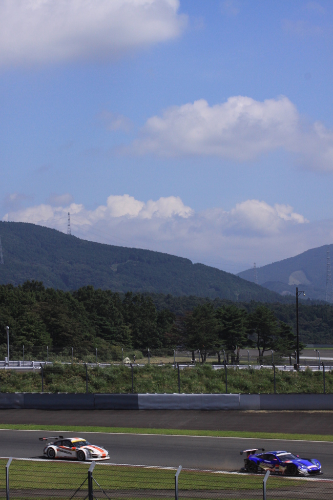 空のある風景　静岡・小山町（富士スピードウェイ）